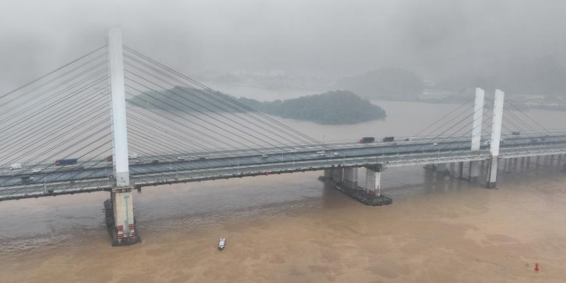 廣東佛山九江大橋防撞墩受船舶擦碰，船只沉沒